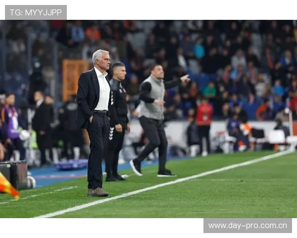 弗拉霍维奇 vs 凯恩:传统中锋与全能前锋的战术角色对比 弗拉霍维奇 vs 凯恩:传统中锋与全能前锋的战术角色对比